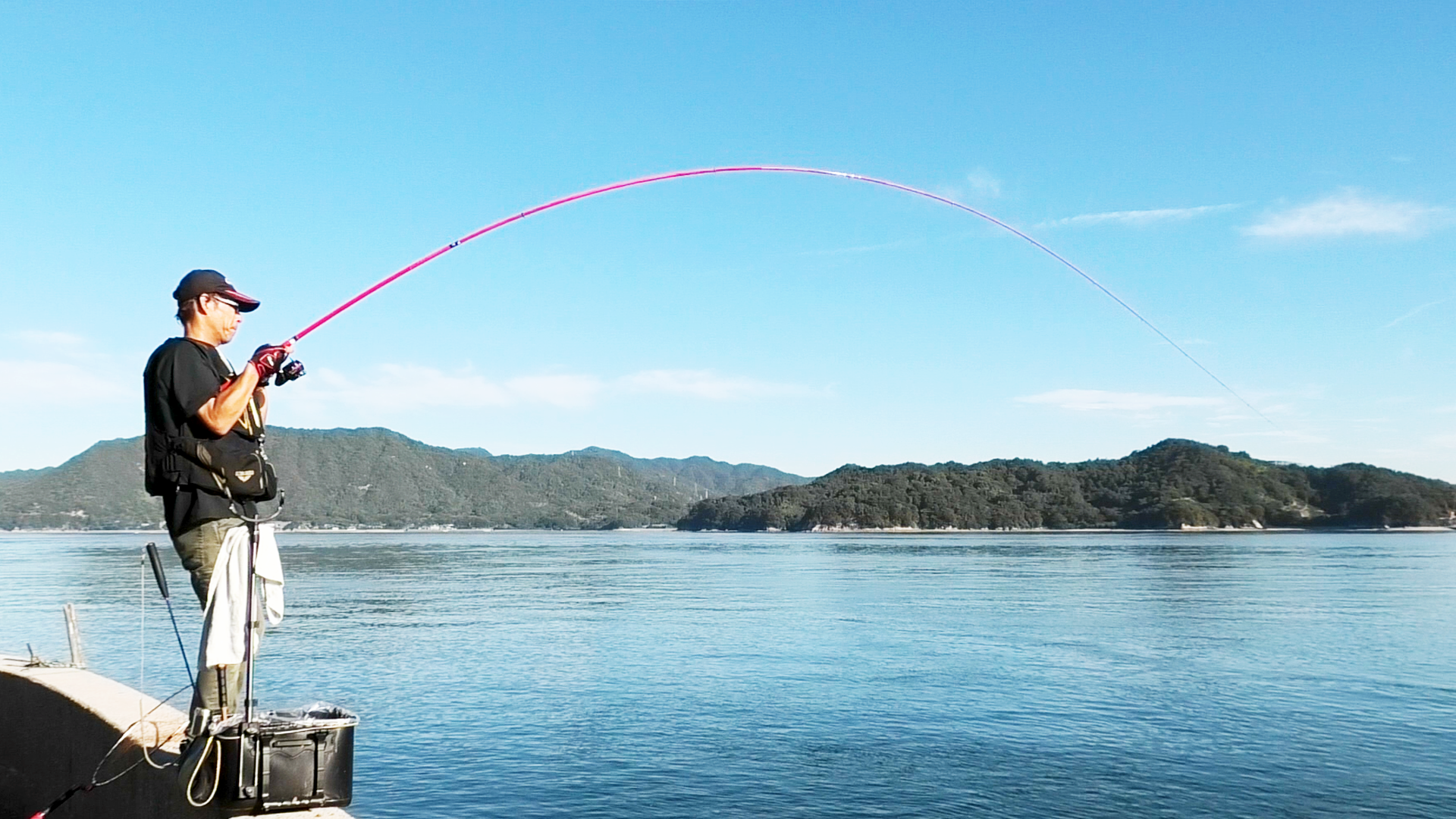 堤防からのフカセ釣り、大物とやり取りする様子
